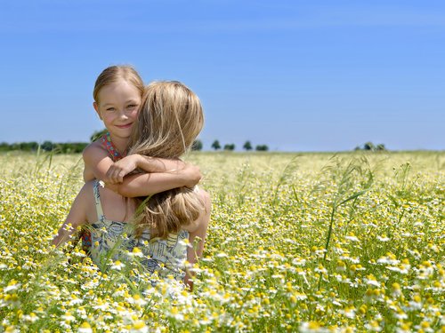 Mutter mit Kind im Kornfeld
