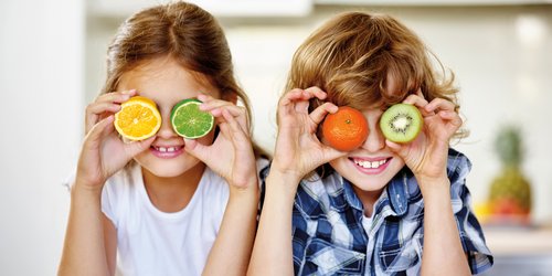 Pfanner Getränke Fruchtwissen Kinder mit Früchten