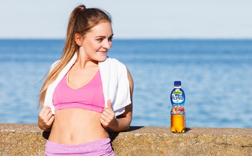 Pfanner Getränke Weichmacher in PET Flaschen Sportliche Frau mit Pfanner Eistee in 0,5L PET-Flasche