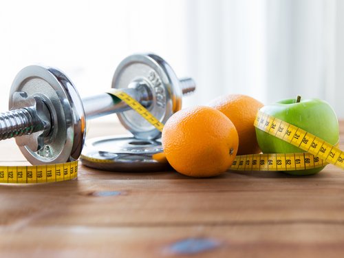 Pfanner Getränke Fitness Hanteln mit Früchten und Maßband