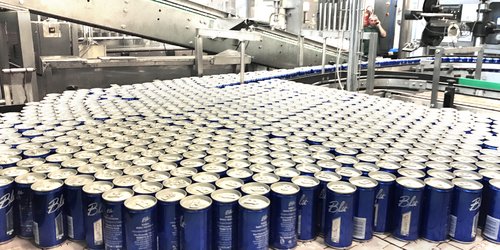 Pfanner B2B Lohnabfüllung Dosen Abfüllung von Dosen auf Förderband