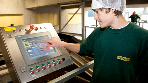 Pfanner Getränke Verarbeitung von Äpfeln Ein Mitarbeiter bedient die Anlage zur Apfelverarbeitung