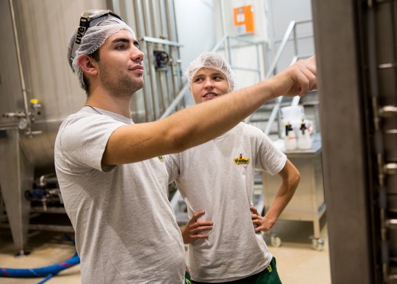 Pfanner Getränke Ausbildung Elektrotechnik Elektrotechniker bei der Arbeit