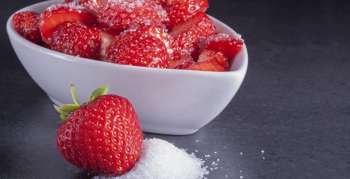 Pfanner Getränke Zucker im Fruchtsaft Schale mit Erdbeeren und Zucker