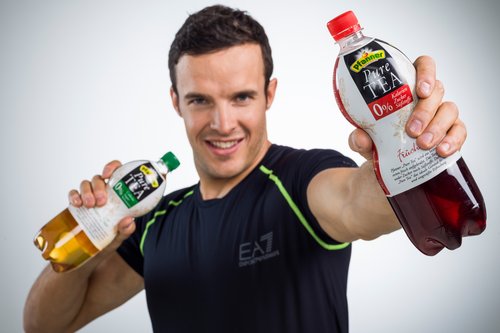 Pfanner Getränke Pure Tea Christof Innerhofer mit Pfanner Pure Tea Flaschen