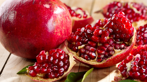 Pfanner Getränke Granatapfelfrucht Abbildung von ganzen und aufgeschnittenen Granatäpfeln