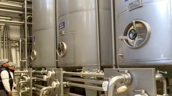 Pfanner Getränke Granatapfel Produktion Große Tanks in der Produktion