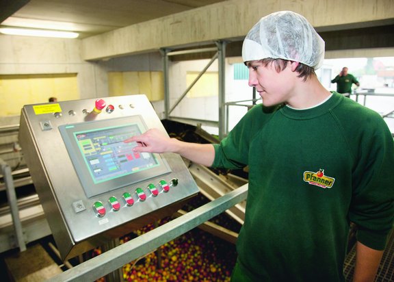 Pfanner Getränke Ausbildung Lebensmitteltechnik Lebensmitteltechniker bei der Arbeit