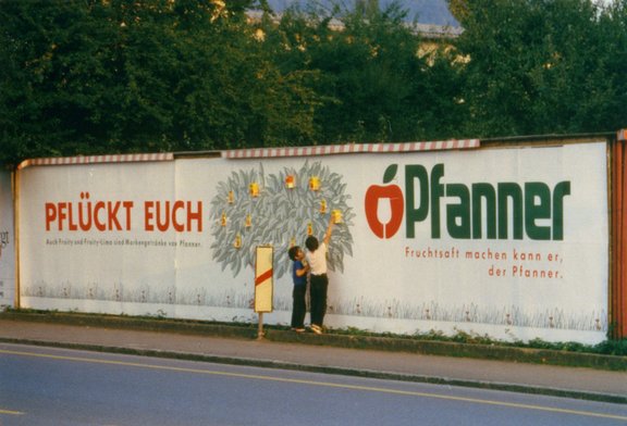 pfanner-getraenke-guerilla-marketing-kampagne-pflueckt-euch-pfanner.jpg