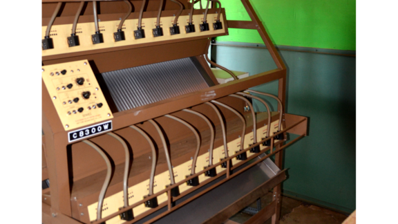 Pfanner Getränke Grüner Tee Siebmaschine Eine Maschine siebt den Tee