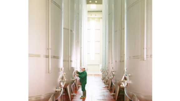 Pfanner Getränke Tanklagerung Ein Mitarbeiter vor riesigen Tanks zur Zwischenlagerung von Apfelsaft