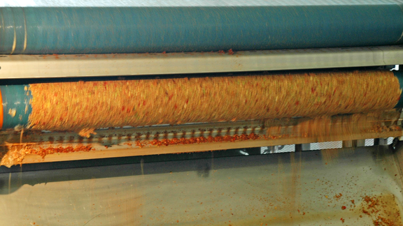 Pfanner Getränke Verarbeitung von Äpfeln Eine Horizontalpresse presst die Maische aus Äpfeln