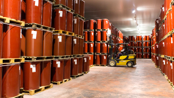 Pfanner Getränke Tanklagerung Lagerhalle mit Fässern und Staplerfahrer